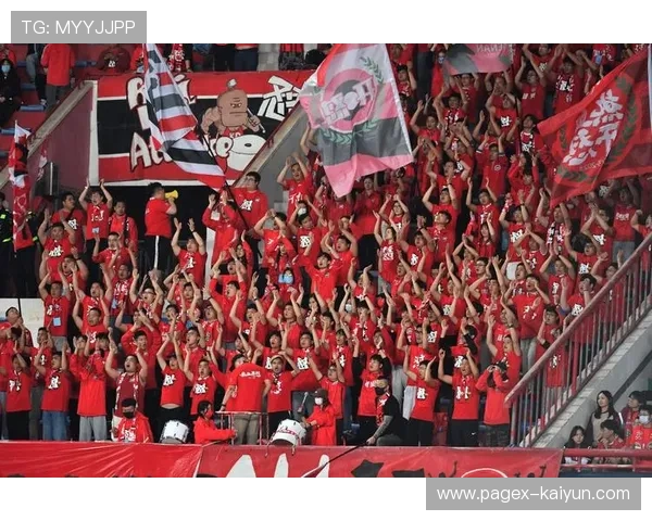 吉拉迪诺场边振臂欢呼，比萨主场球迷庆祝赛季首胜