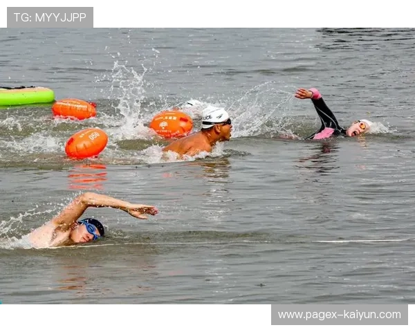 “泳装徒步”“水上寻宝”,庐山西海冬泳赛创新体验。 “泳装徒步”“水上寻宝”,庐山西海冬泳赛创新体验。